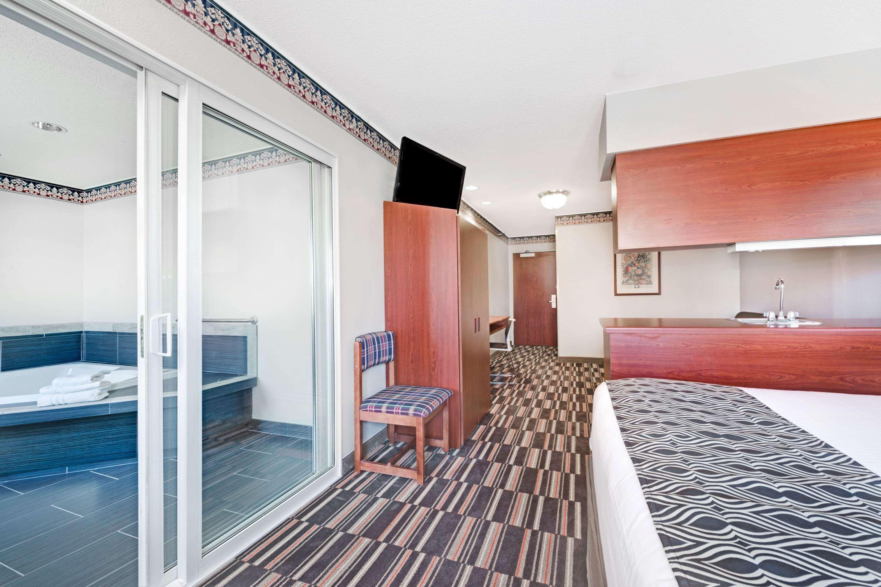 Microtel Inn & Suites Urbandale Экстерьер фото